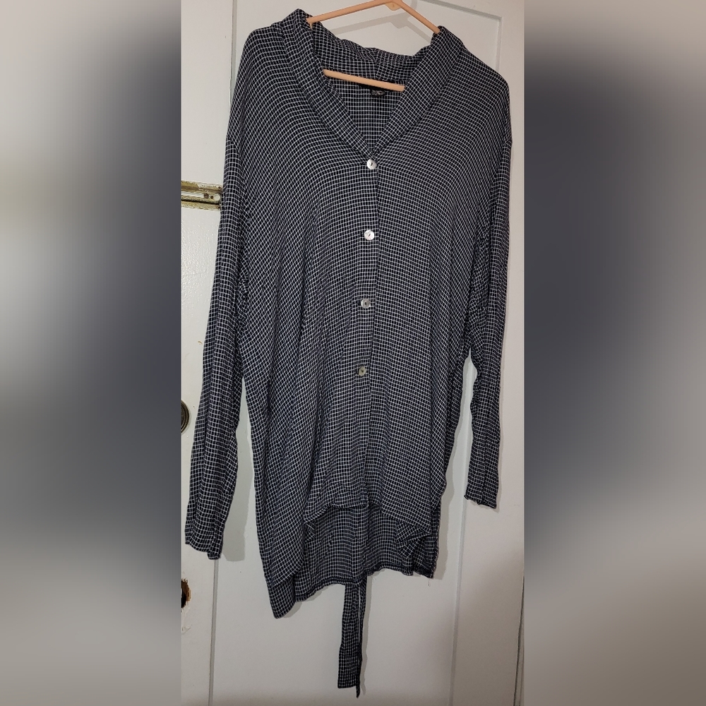 VTG Metro Collection New York Sz XL  blouse Navy and  White Grid Mesh  pattern